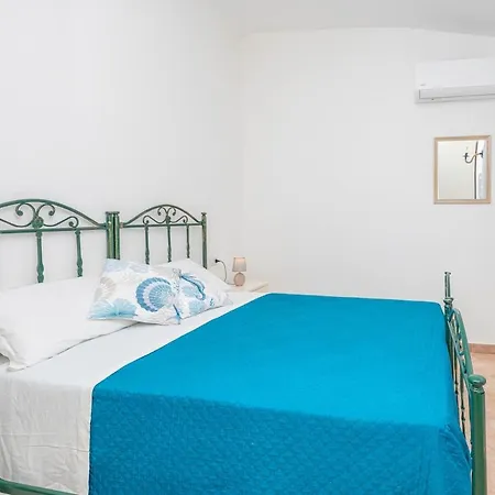 Terrazza Privata, Pochi Passi Dalla Porto Taverna Apartmán